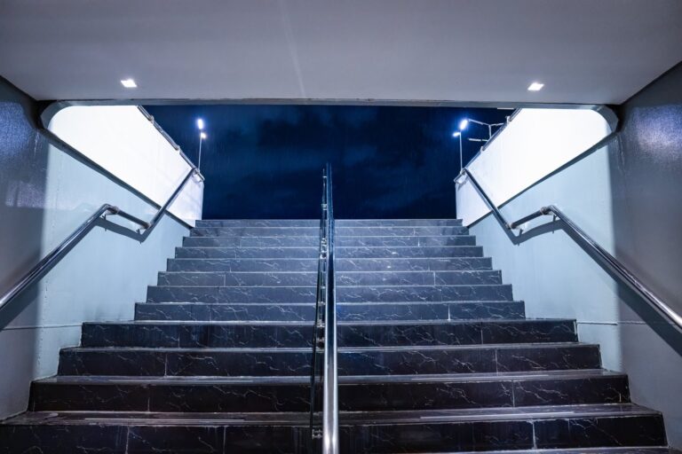 Oświetlenie schodowe z czujnikiem ruchu – montaż krok po kroku