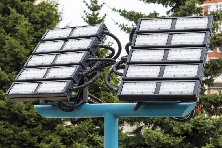 Oświetlenie zewnętrzne na energię słoneczną – oszczędności vs inwestycja