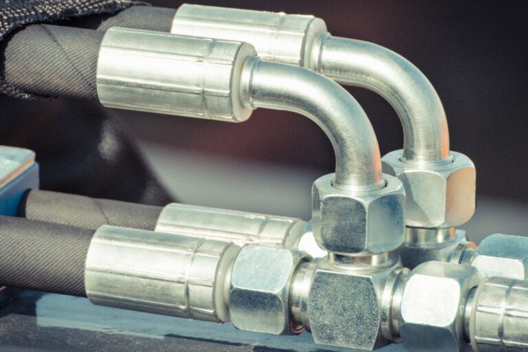 Czym różni się armatura ze stali nierdzewnej od chromowanej