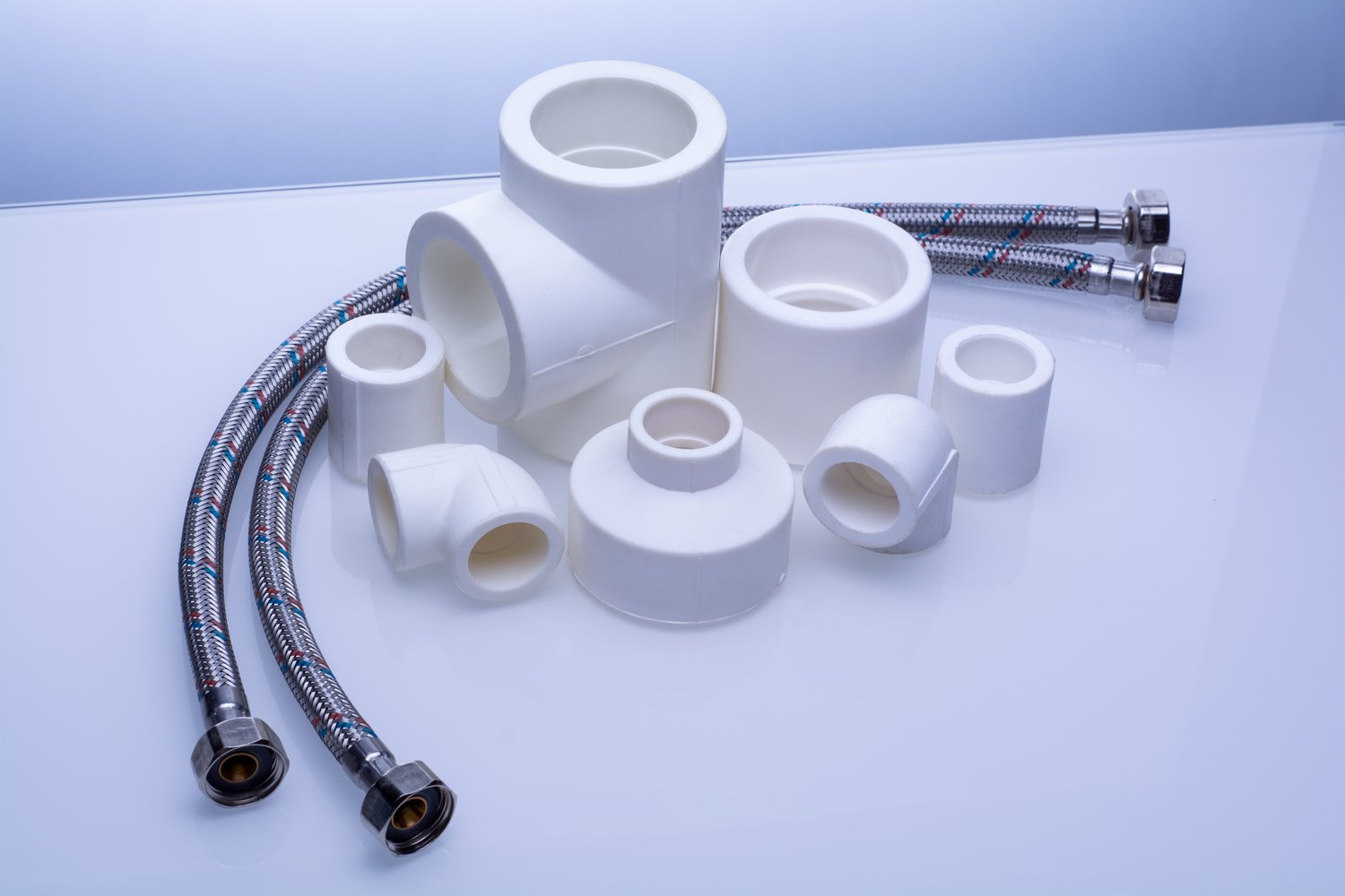 Jak wybrać odpowiedni typ złączki do łączenia rur różnych materiałów