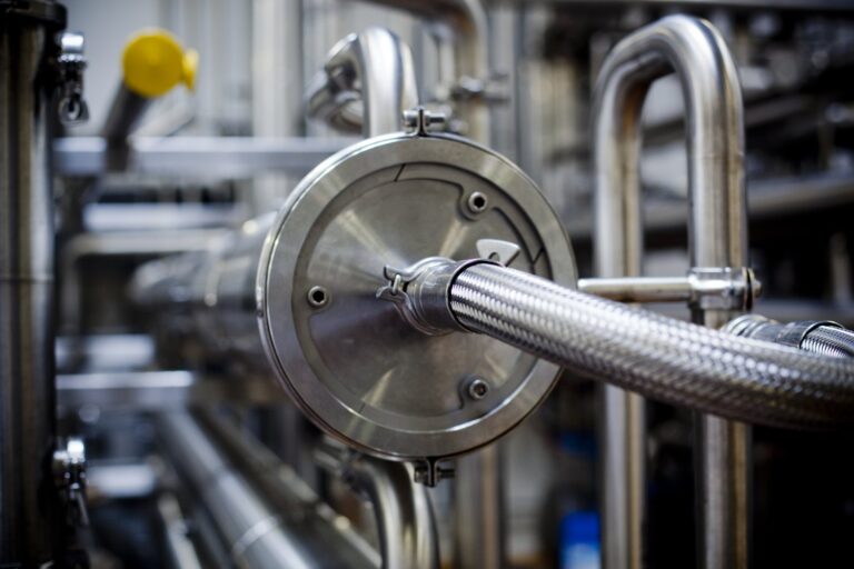 Kompleksowy przewodnik po wyborze i montażu kolan hamburskich oraz łączników spawalniczych w instalacjach przemysłowych