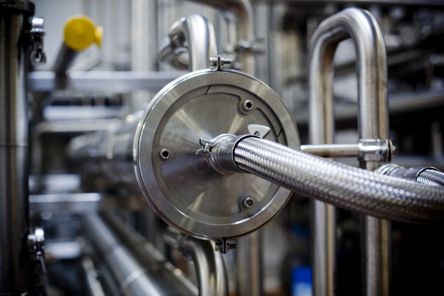 Kompleksowy przewodnik po wyborze i montażu kolan hamburskich oraz łączników spawalniczych w instalacjach przemysłowych